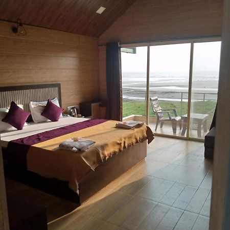 Whistling Waves Beach Resort Ānjarle Exterior photo