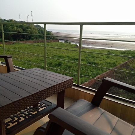 Whistling Waves Beach Resort Ānjarle Exterior photo