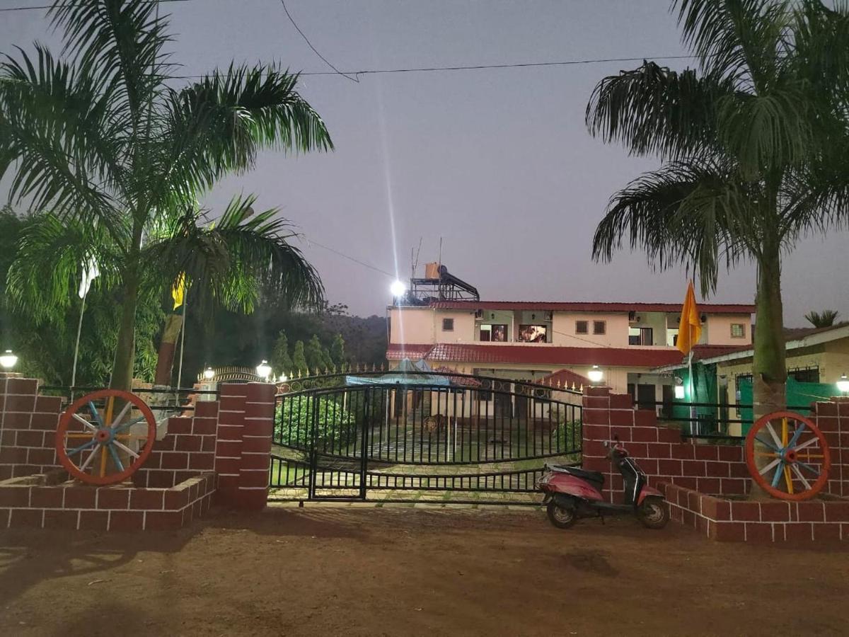 Whistling Waves Beach Resort Ānjarle Exterior photo