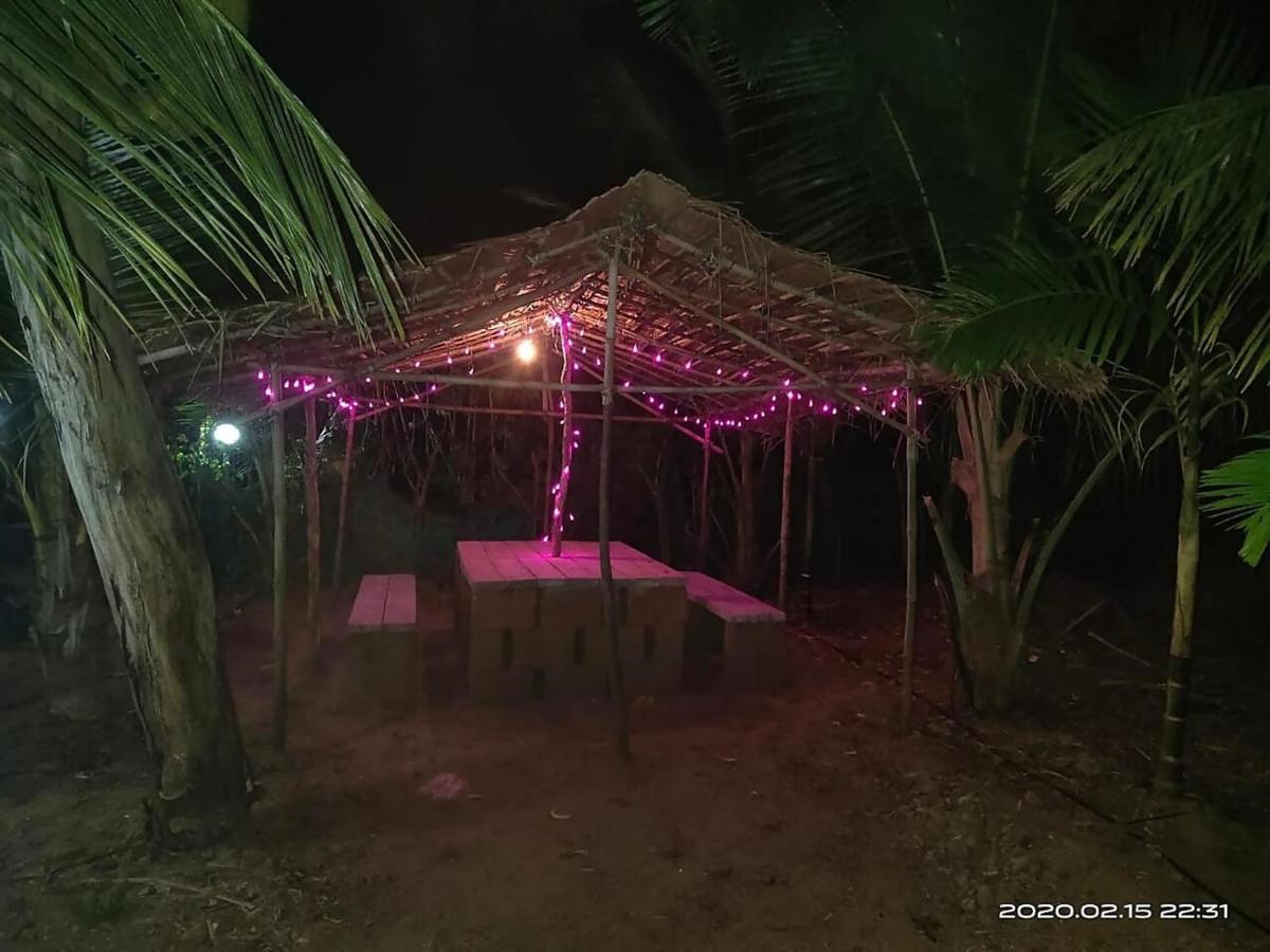 Whistling Waves Beach Resort Ānjarle Exterior photo