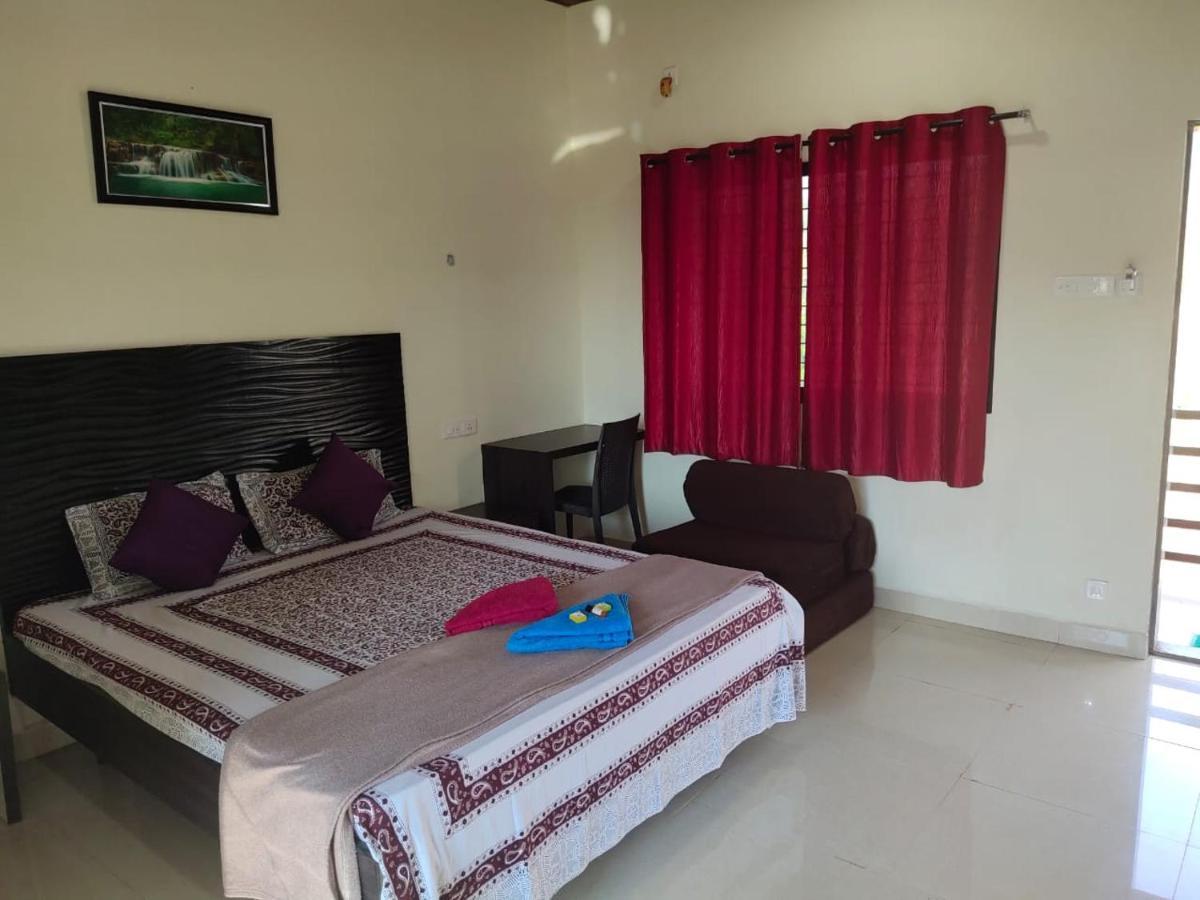 Whistling Waves Beach Resort Ānjarle Exterior photo