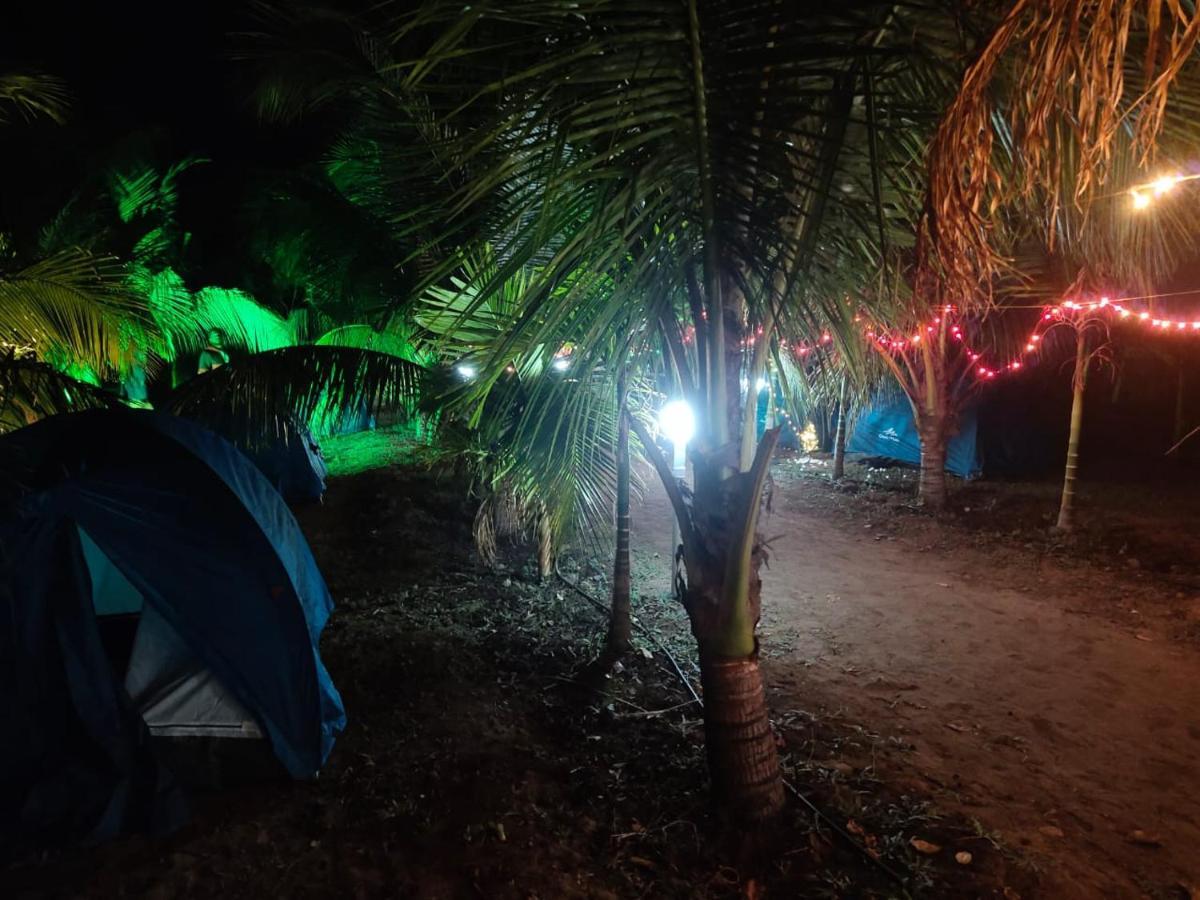 Whistling Waves Beach Resort Ānjarle Exterior photo