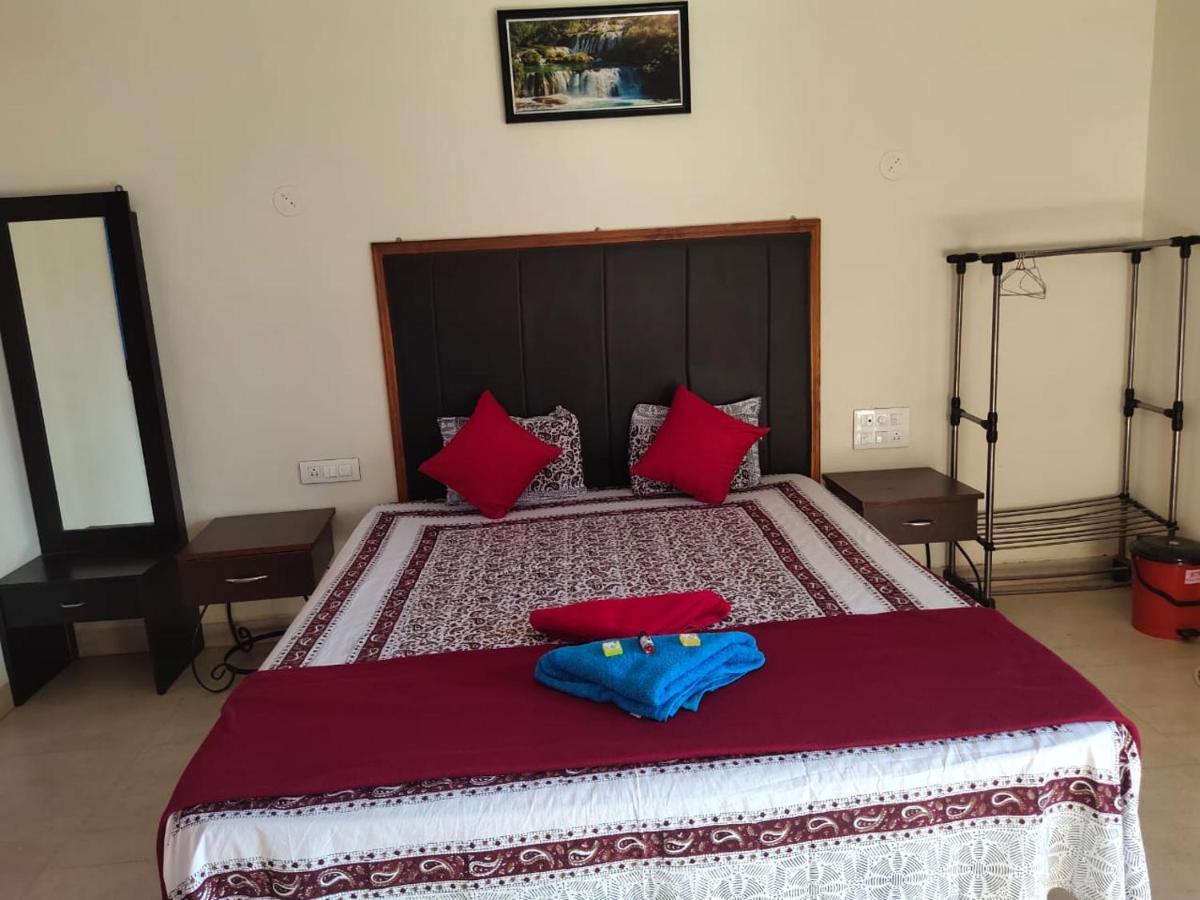 Whistling Waves Beach Resort Ānjarle Exterior photo