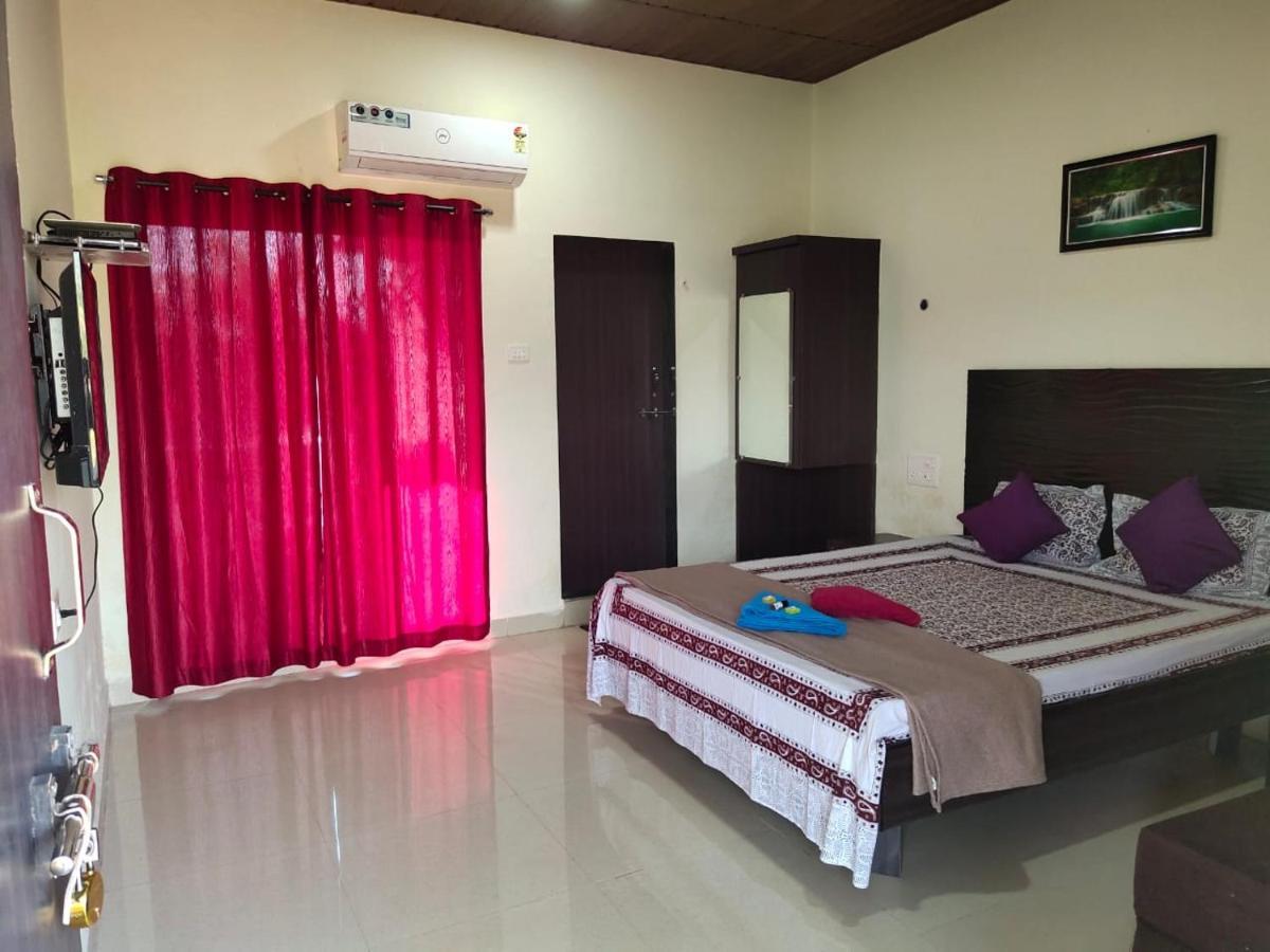 Whistling Waves Beach Resort Ānjarle Exterior photo