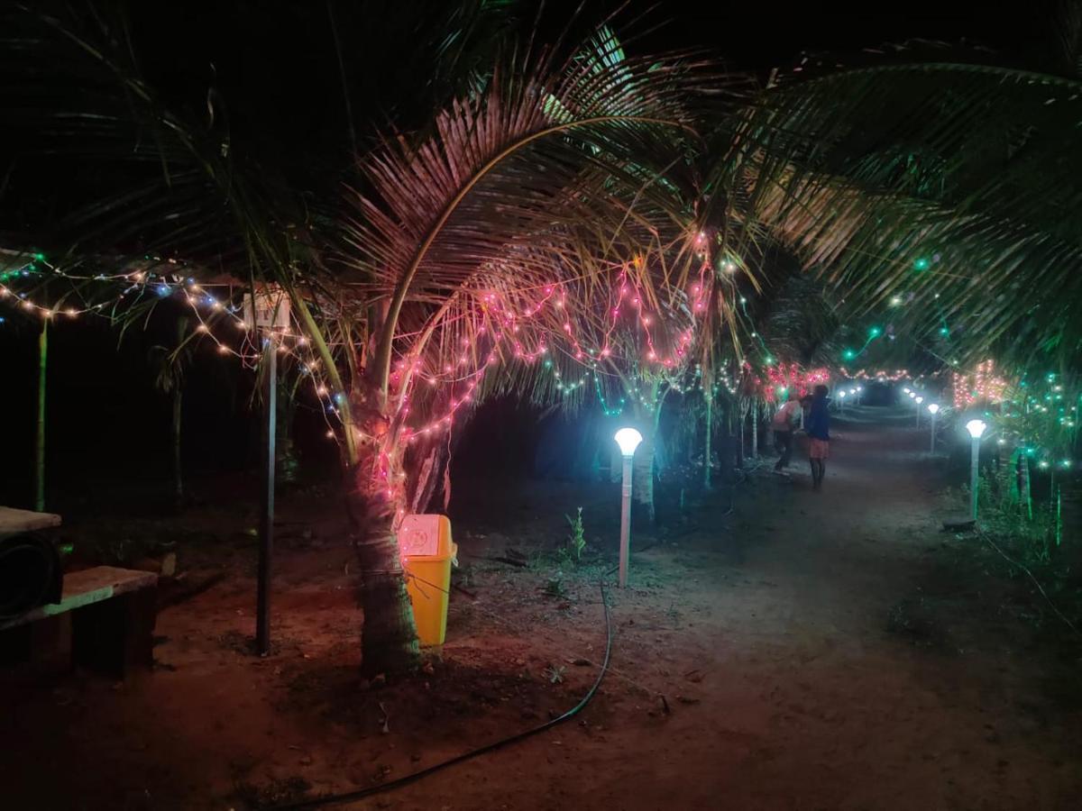 Whistling Waves Beach Resort Ānjarle Exterior photo