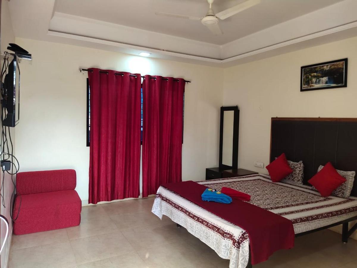 Whistling Waves Beach Resort Ānjarle Exterior photo