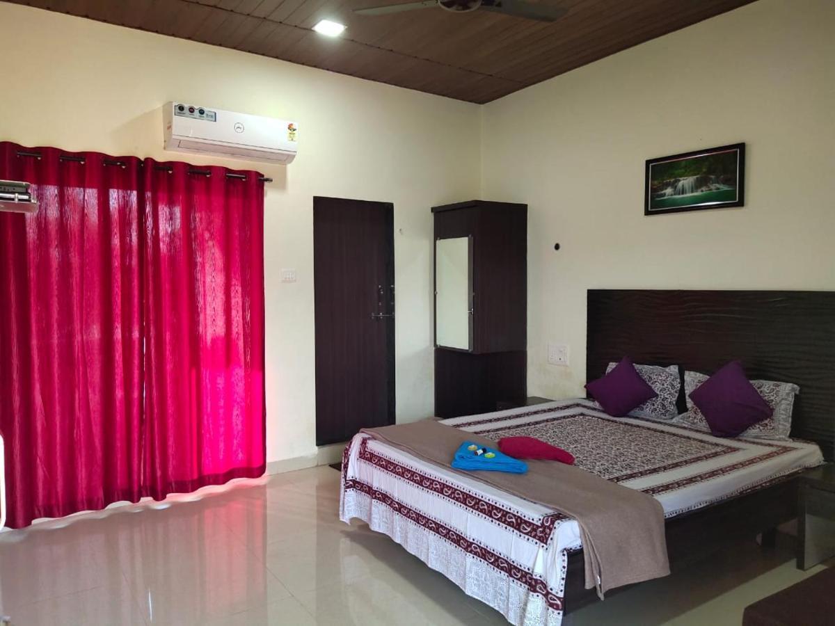 Whistling Waves Beach Resort Ānjarle Exterior photo