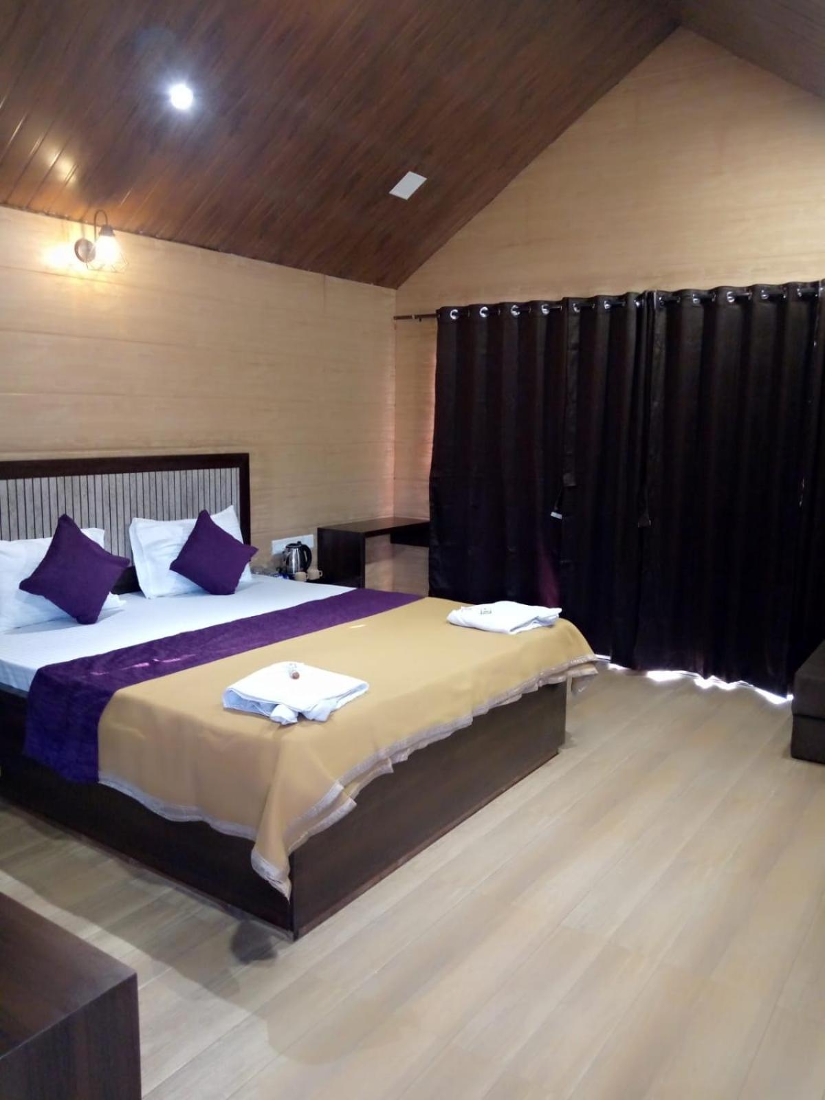 Whistling Waves Beach Resort Ānjarle Exterior photo