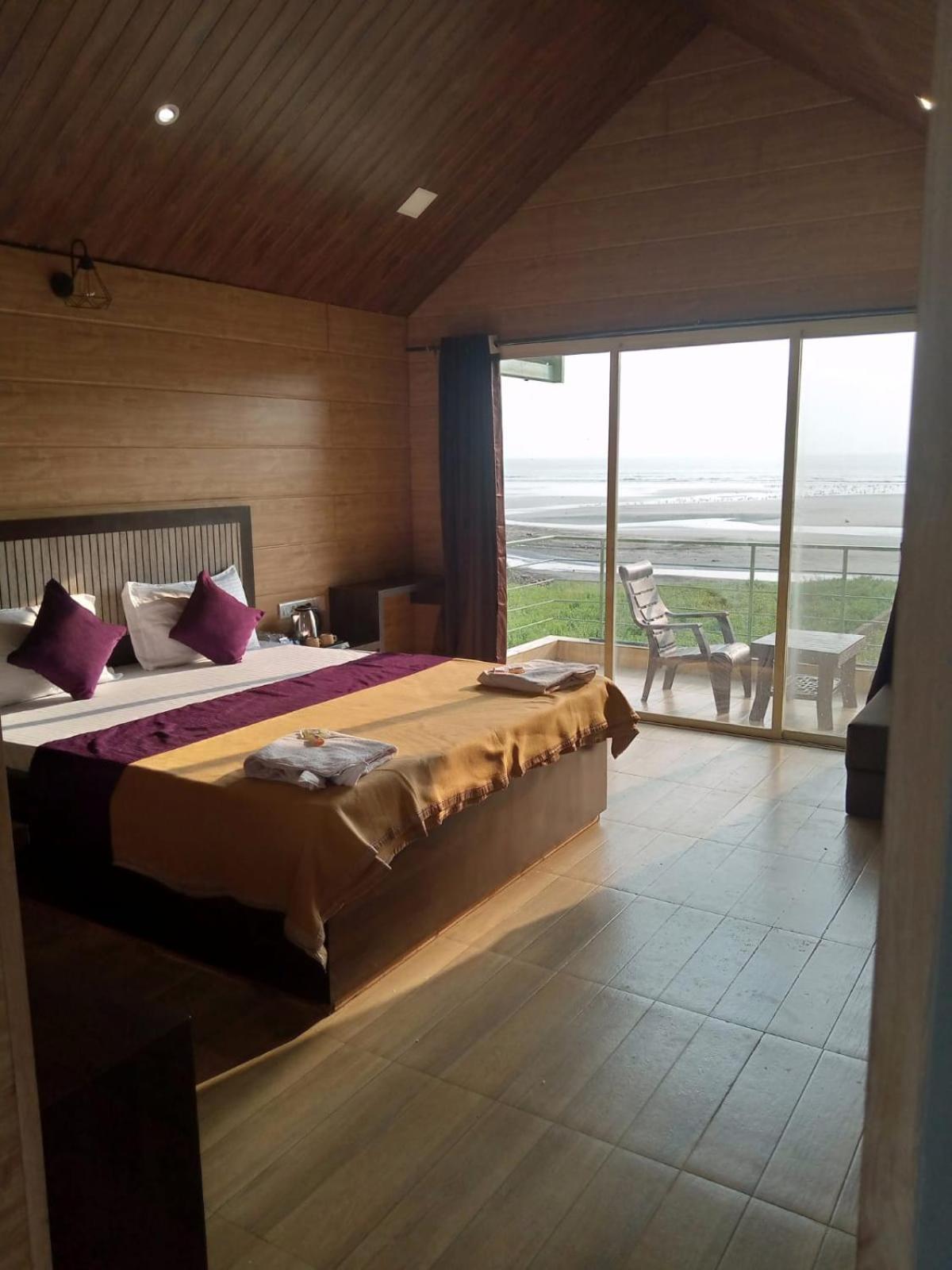 Whistling Waves Beach Resort Ānjarle Exterior photo