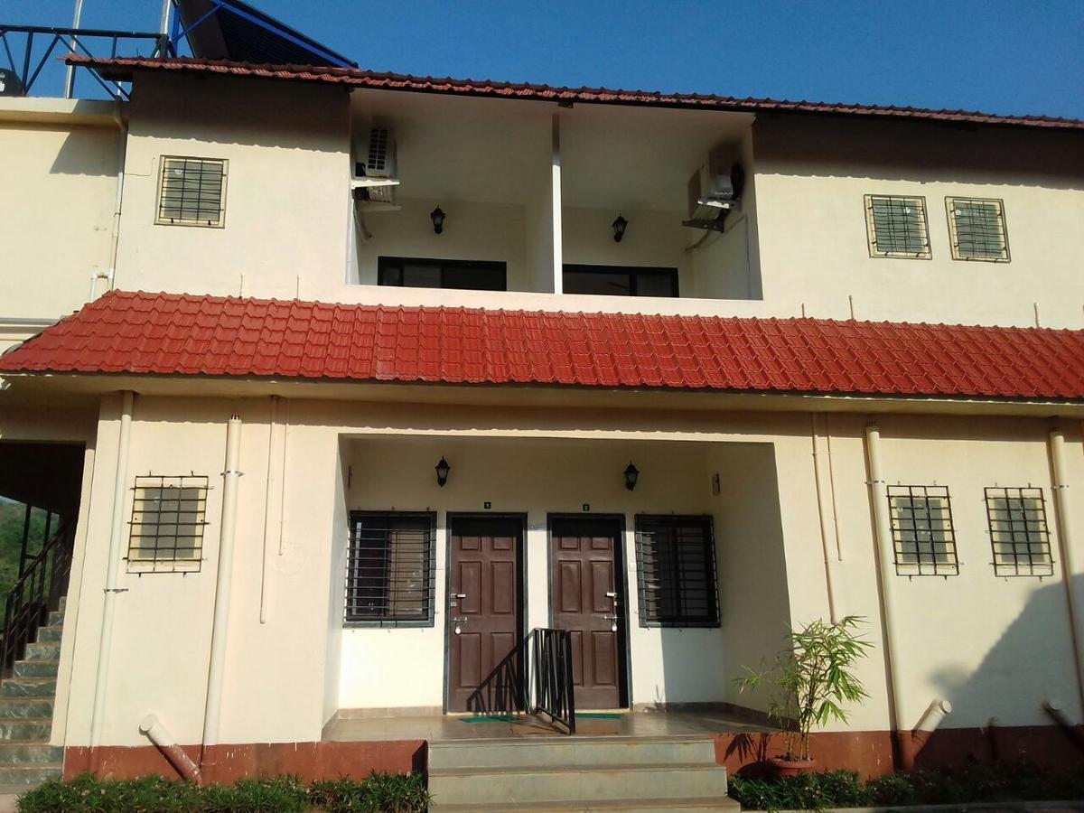 Whistling Waves Beach Resort Ānjarle Exterior photo