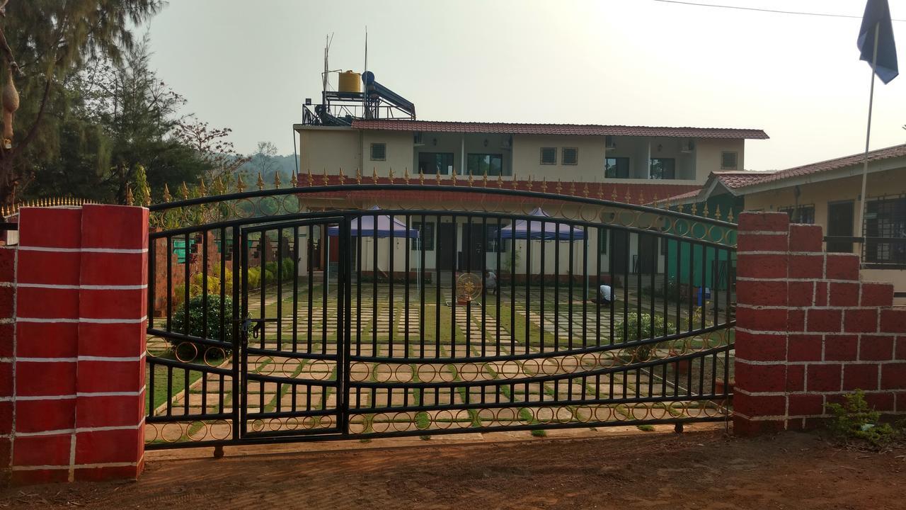 Whistling Waves Beach Resort Ānjarle Exterior photo