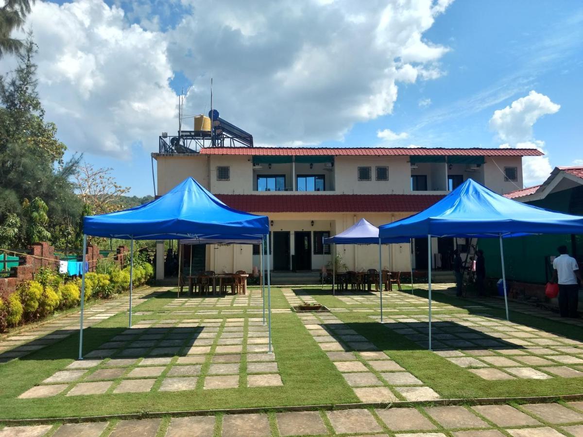Whistling Waves Beach Resort Ānjarle Exterior photo