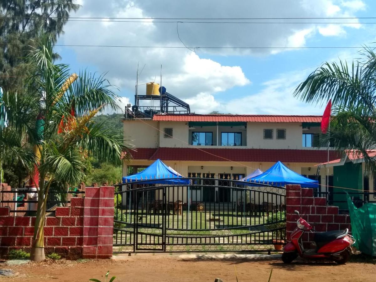 Whistling Waves Beach Resort Ānjarle Exterior photo