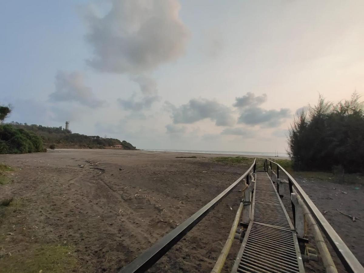 Whistling Waves Beach Resort Ānjarle Exterior photo