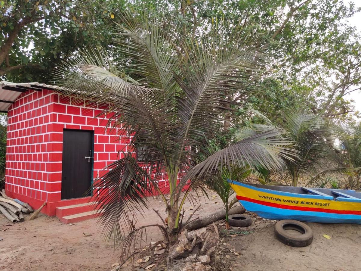 Whistling Waves Beach Resort Ānjarle Exterior photo