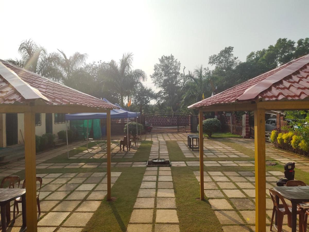 Whistling Waves Beach Resort Ānjarle Exterior photo