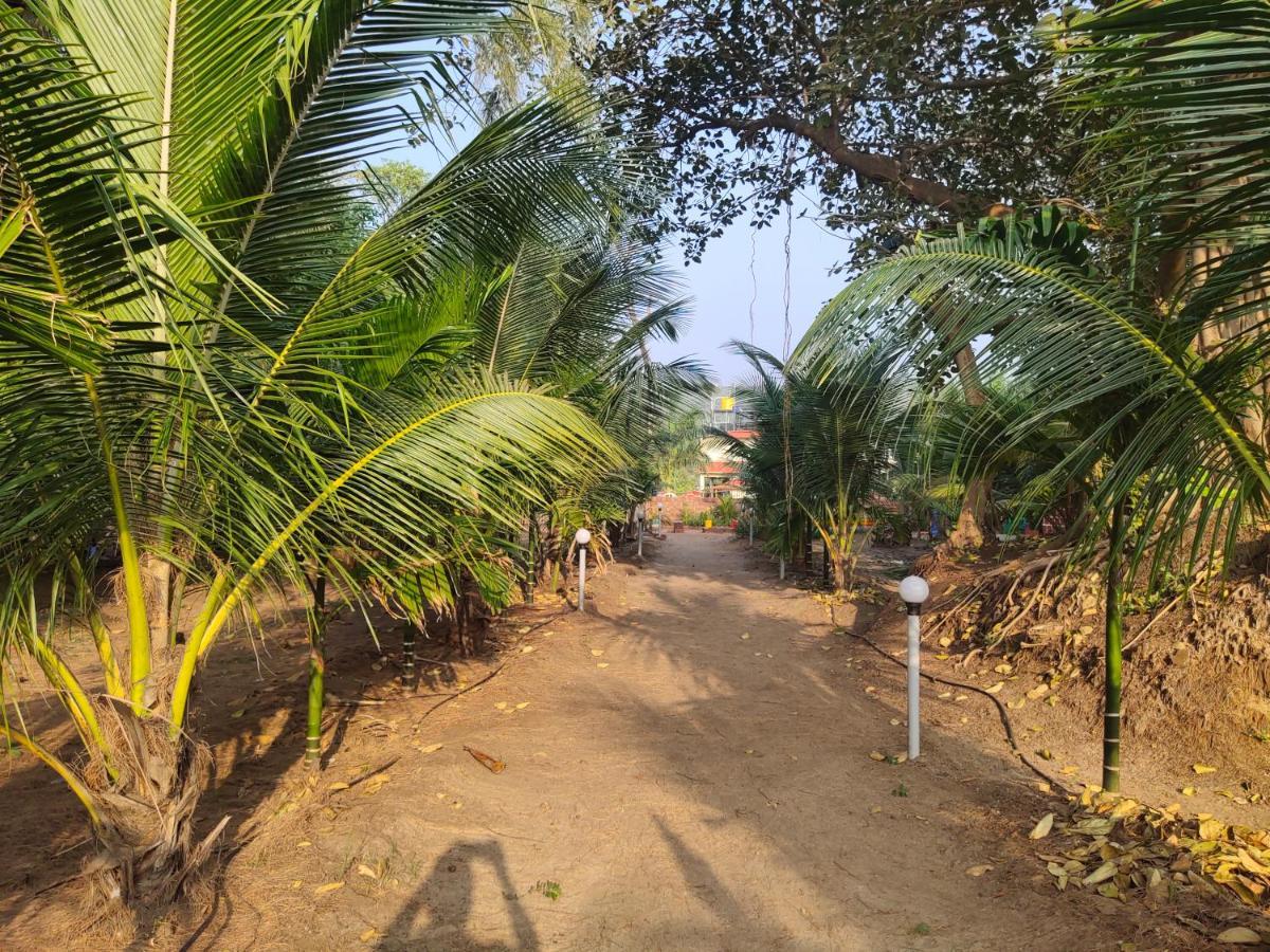 Whistling Waves Beach Resort Ānjarle Exterior photo