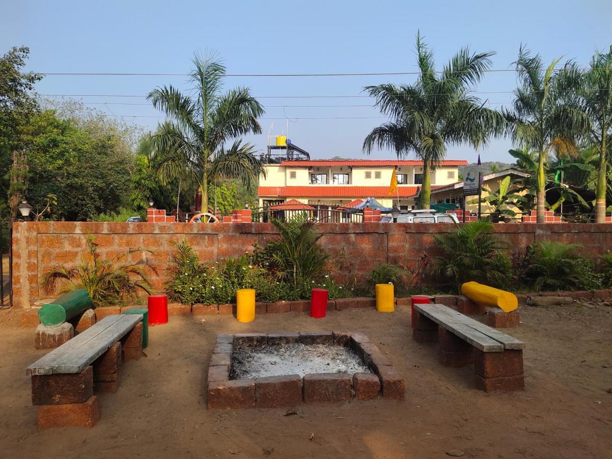 Whistling Waves Beach Resort Ānjarle Exterior photo