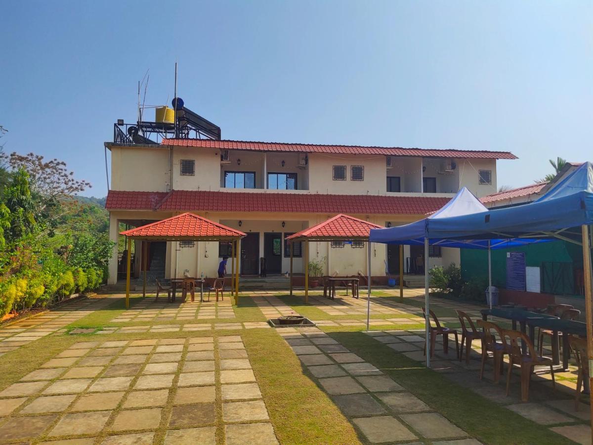 Whistling Waves Beach Resort Ānjarle Exterior photo